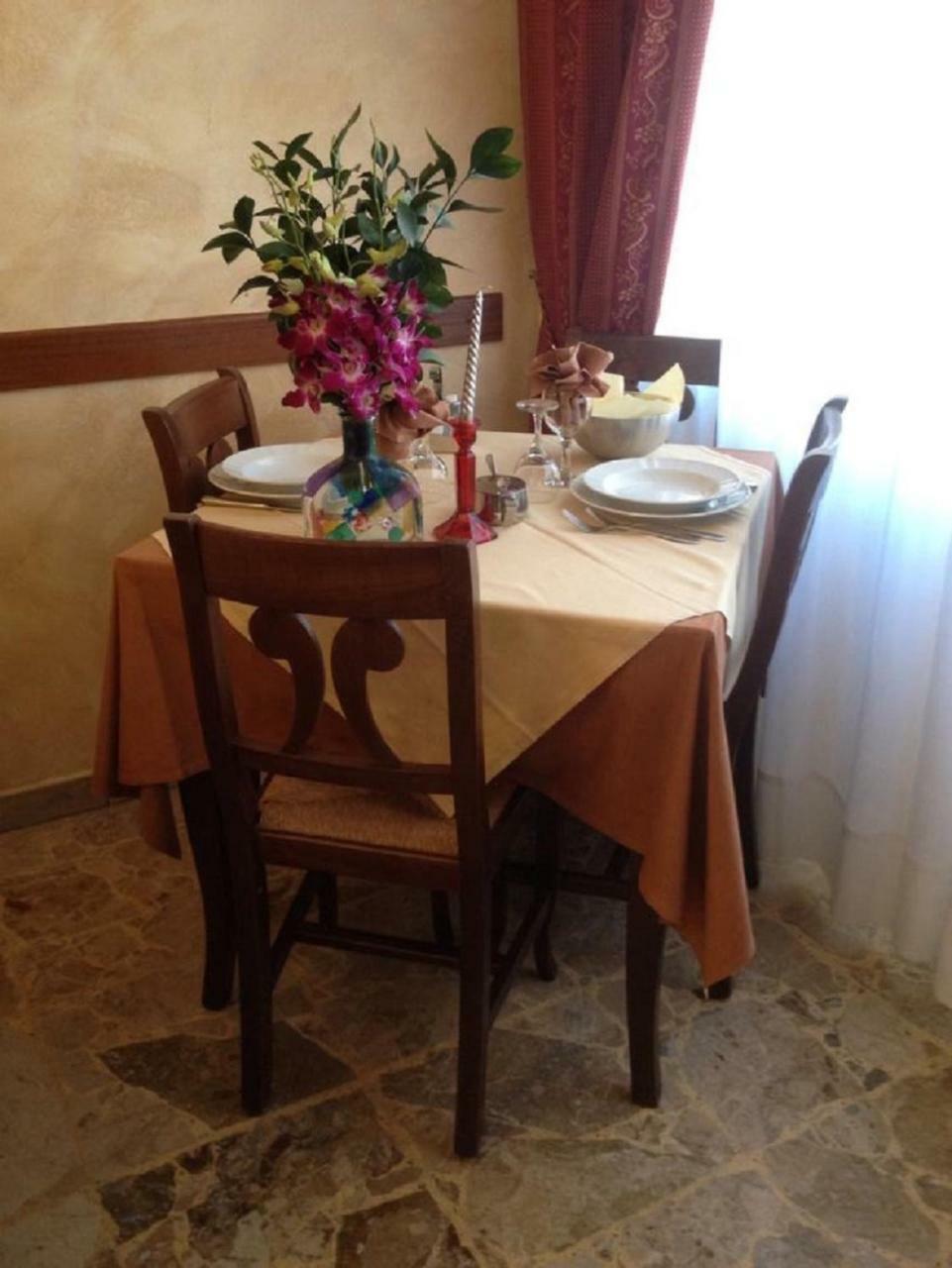 Hotel La Milanese Пиетра Лигуре Екстериор снимка