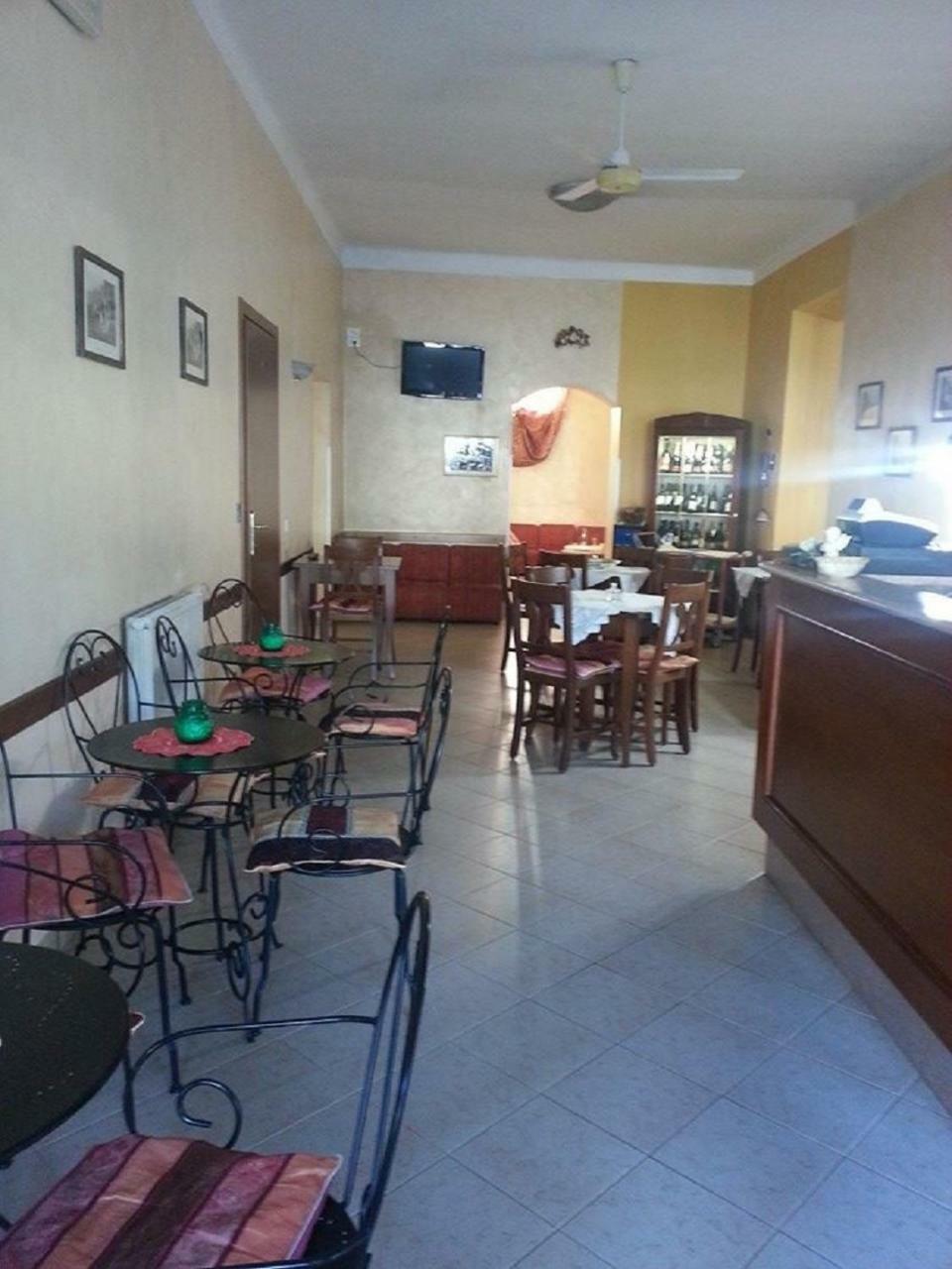 Hotel La Milanese Пиетра Лигуре Екстериор снимка