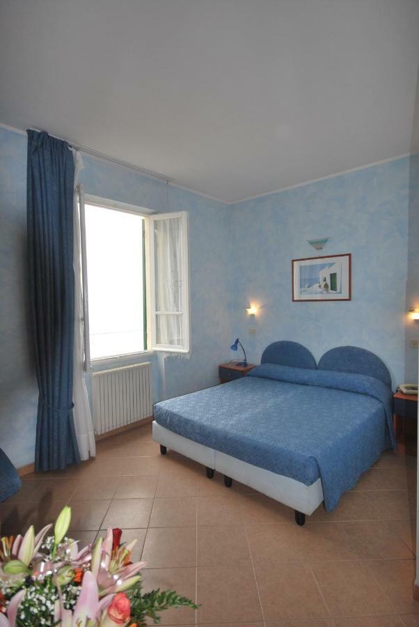 Hotel La Milanese Пиетра Лигуре Екстериор снимка