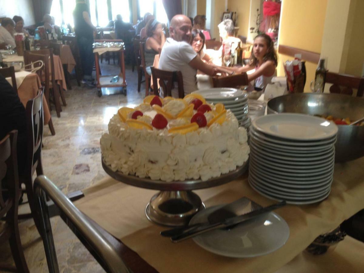 Hotel La Milanese Пиетра Лигуре Екстериор снимка
